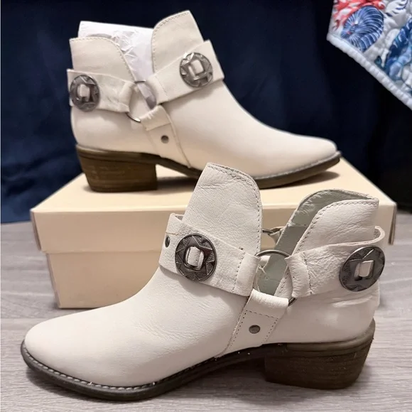 Chinese Laundry Austin White Buff Leather Western Ankle Boots Size 8 - Picture 3 of 10